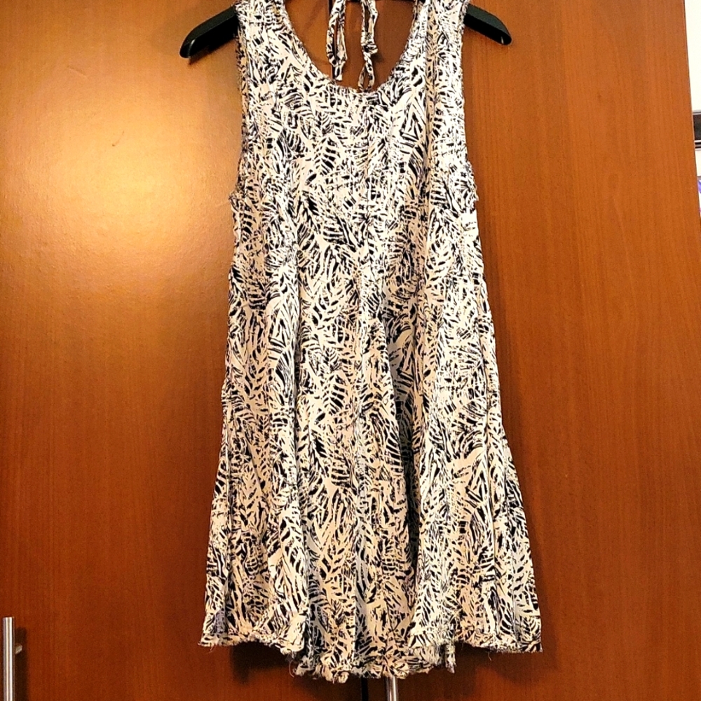 Ecote Babydoll Dress White with black leaf print Medium